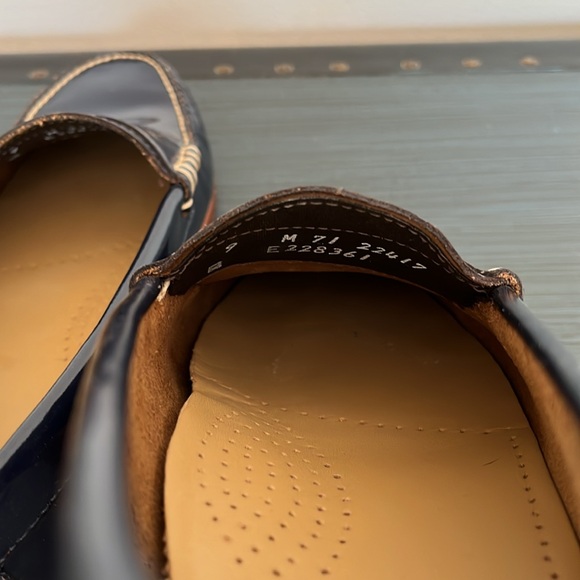 G.H. Bass & Co. Navy Loafers size 9 - Picture 6 of 8